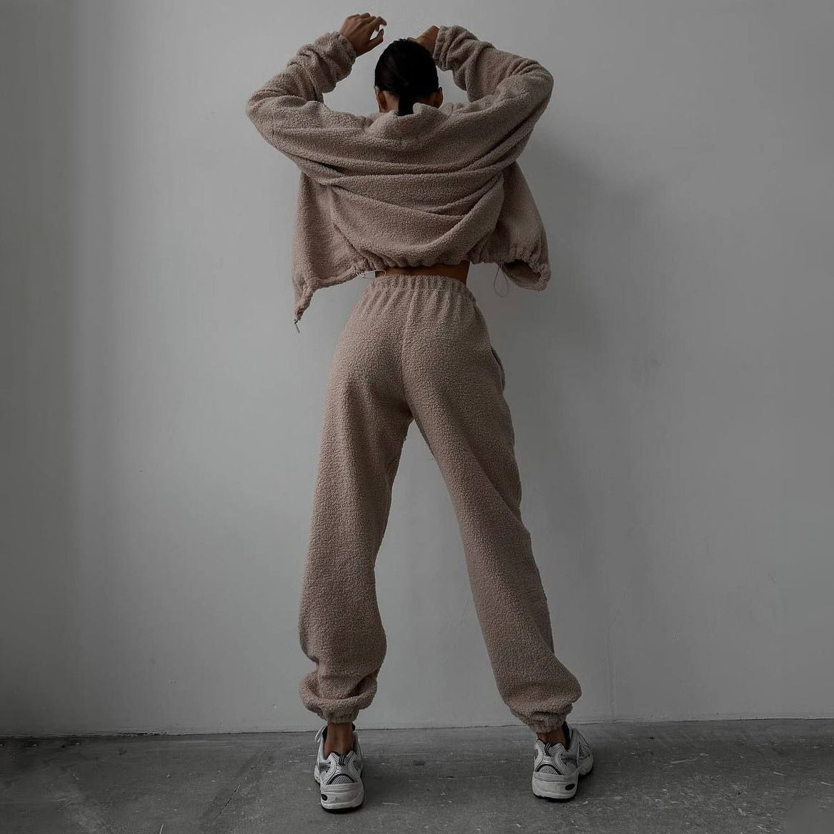 Dames confortable sweat à capuche en polaire avec des poignets élastiques et un pantalon de jogging assorti Chic und Stil