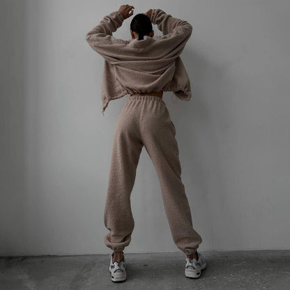 Dames confortable sweat à capuche en polaire avec des poignets élastiques et un pantalon de jogging assorti Chic und Stil