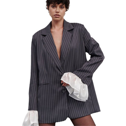 Blazer pour femmes au look rayé élégant avec des manches volumineuses Chic und Stil