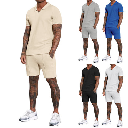 Homme polo à manches courtes avec une coupe sportive et shorts de sport Chic und Stil