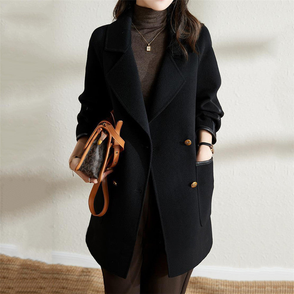 Trendy double-breasted coat for women with elegant details and practical pockets Chic and Style