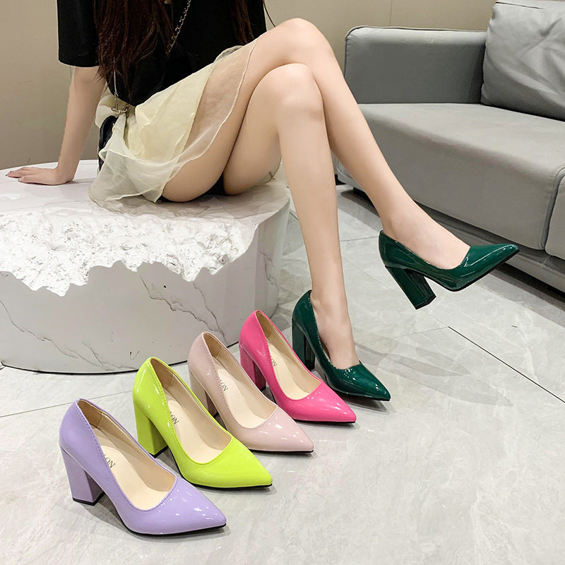 Chaussures à talons en dentelle pour femmes avec un bloc confortable et une finition brillante Chic und Stil