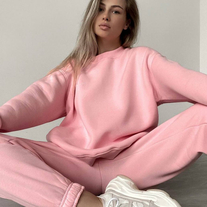 Casual set for women in oversized sweatshirt and jogger pants Chic und Stil