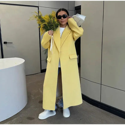 Oversized wool coat for women with lapel collar and practical pockets Chic and Style