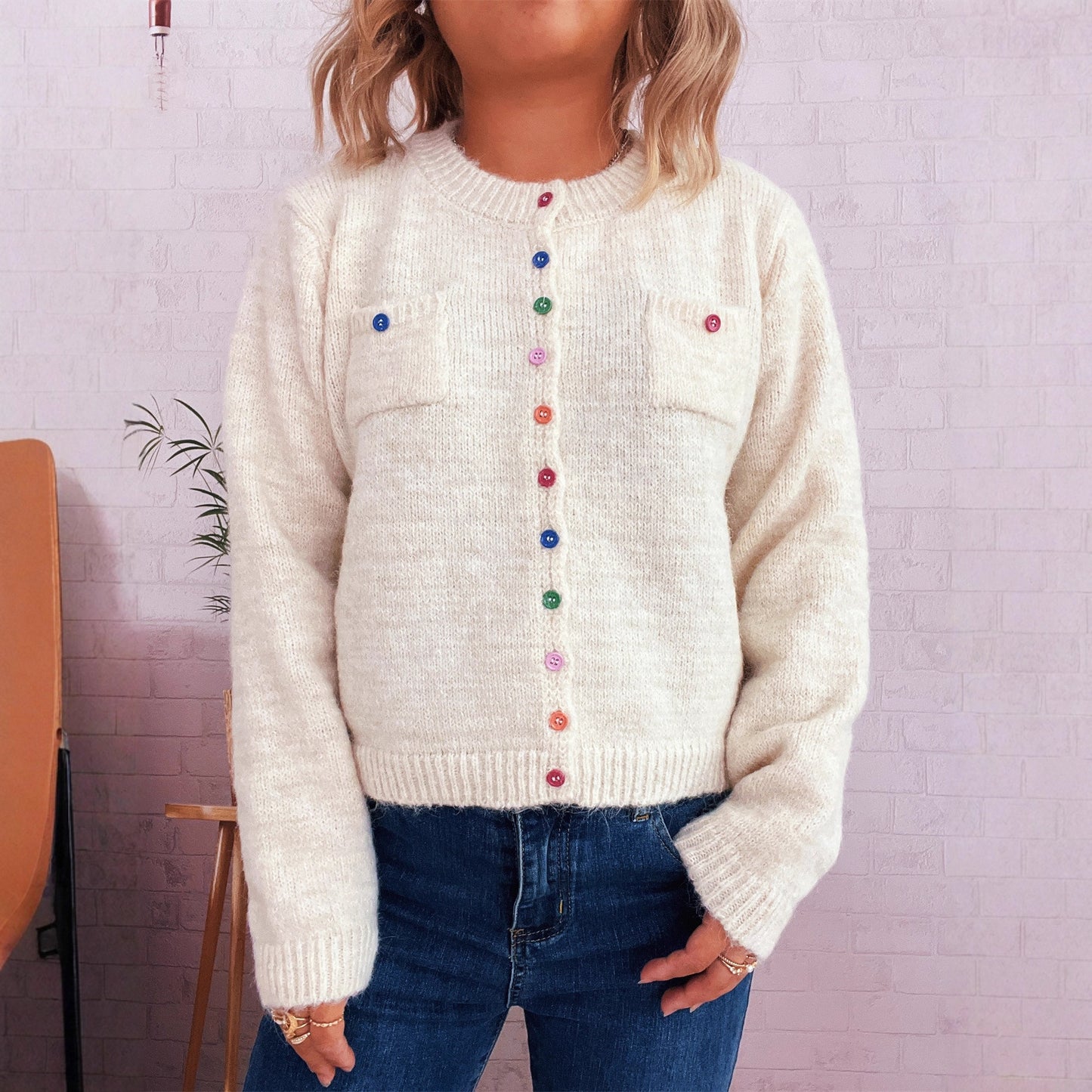 Damen Strickjacke mit bunten Knopfdetails und praktischen Taschen Chic und Stil