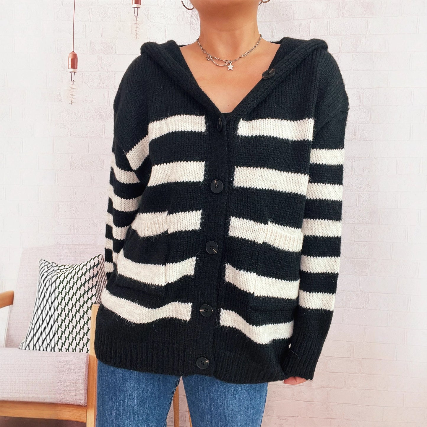 Dame oversized cardigan en tricot avec des rayures contrastantes et une capuche Chic und Stil
