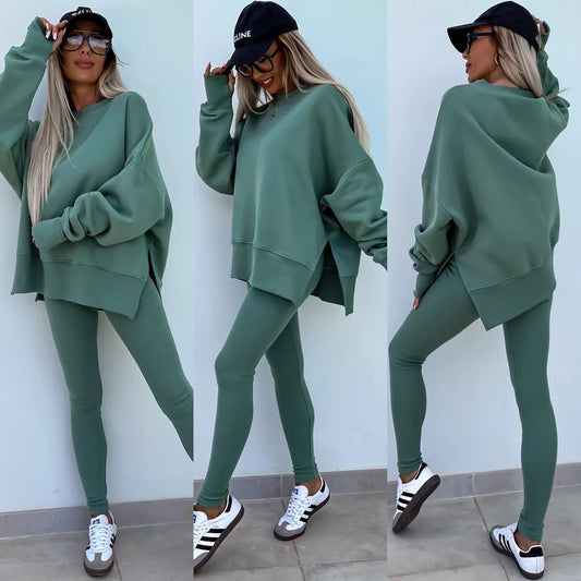 Women's comfortable oversized sweatshirt and fitted leggings - Chic and stylish