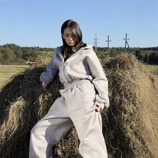 Comfortable women's pajama set with short hoodie and loose pants Chic und Stil