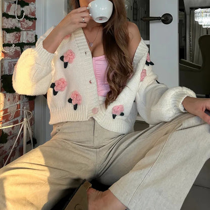 Dames cardigan avec des applications florales et des manches volumineuses Chic und Stil