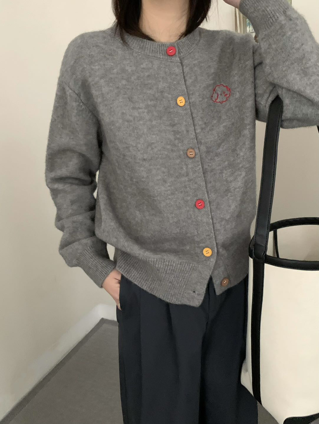 Dames pull-over en tricot douillet avec décolleté boutonné et motif brodé Chic und Stil