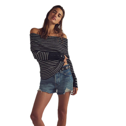 Pull off-épaule femme avec un motif rayé moderne et des détails de boutons Chic und Stil