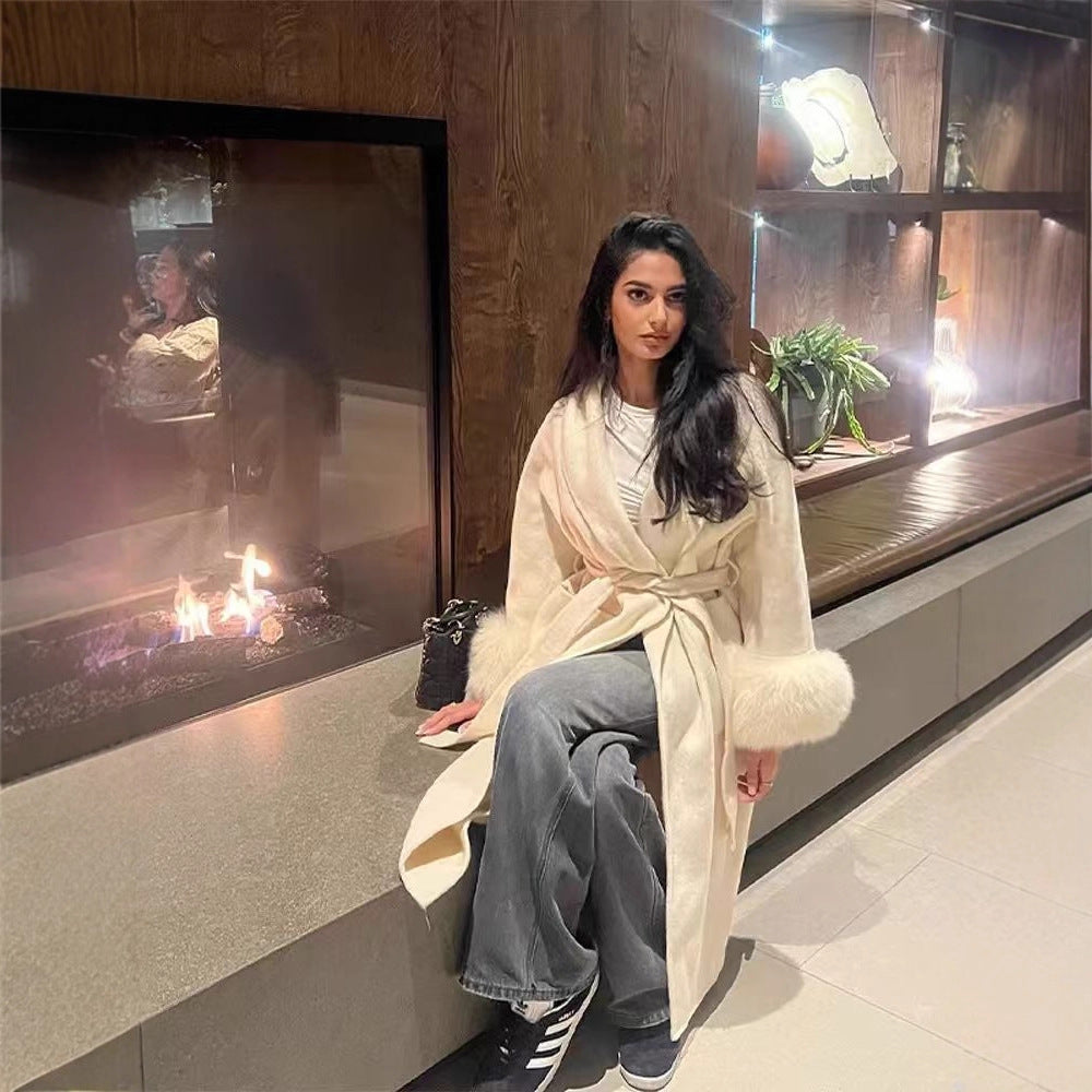 Dames élégant, manteau chaud avec des couleurs de fourrure luxueuses Chic und Stil