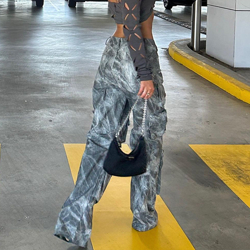 Wide-leg cargo pants for women with playful print Chic und Stil