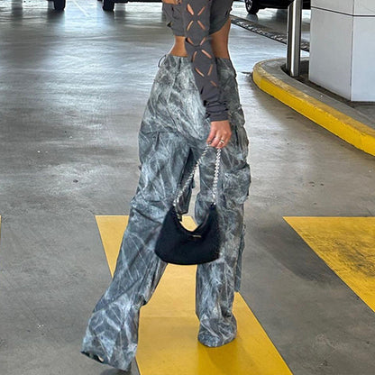 Wide-leg cargo pants for women with playful print Chic und Stil