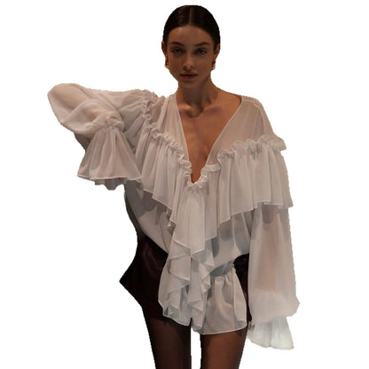 Blouse pour femmes avec des détails de volants volumineux et un élégant boutonnière Chic und Stil