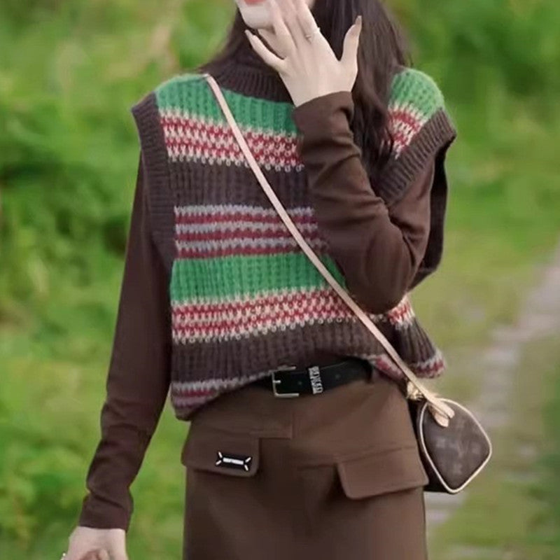 Casual knitted pullover for women, oversized, with a colorful striped pattern and a sleeveless design Chic and Style