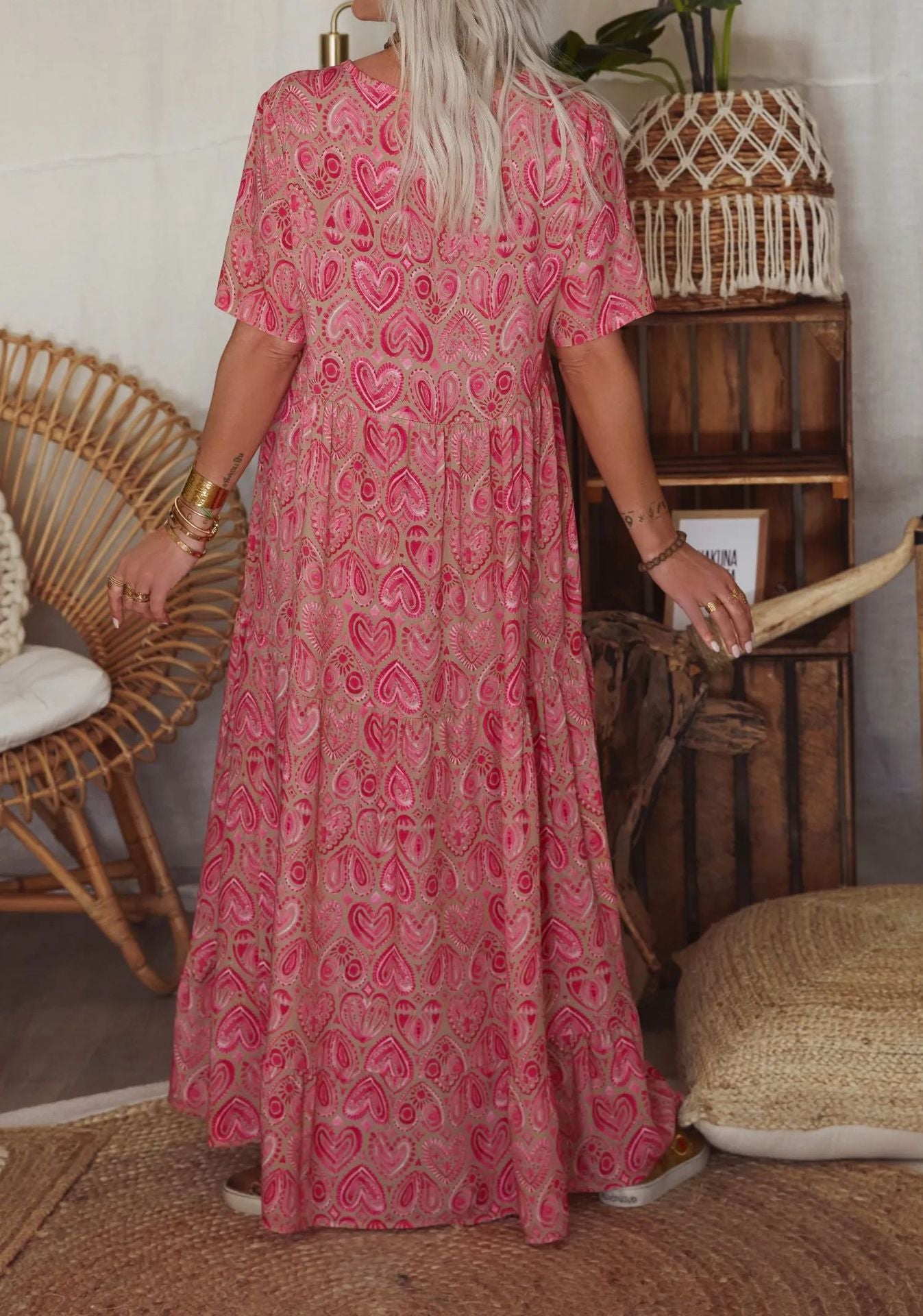 Robe maxi femme avec un motif de cœur ludique et une jupe évasée Chic und Stil