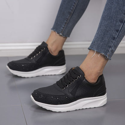 Baskets pour femmes avec des strass scintillants et une surface métallique élégante Chic und Stil