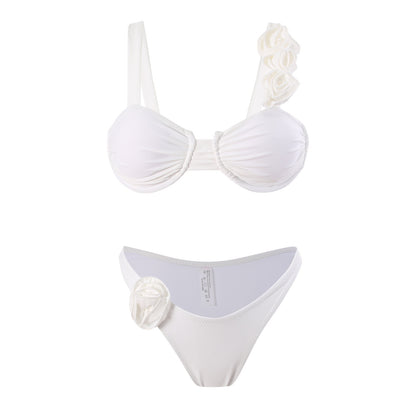 Bikini femme avec des détails de volants à la mode et des appliqués floraux féminins Chic und Stil