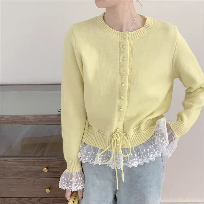Cardigan en tricot romantique pour femmes avec dentelle et détails de boutons Chic und Stil