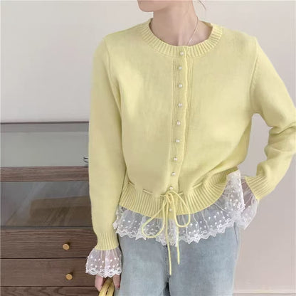 Cardigan en tricot romantique pour femmes avec dentelle et détails de boutons Chic und Stil