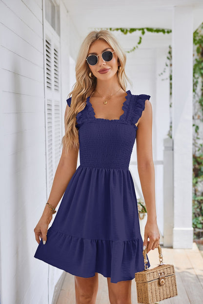 Robe mini d'été pour femmes avec des détails en volants et une coupe cintrée Chic und Stil