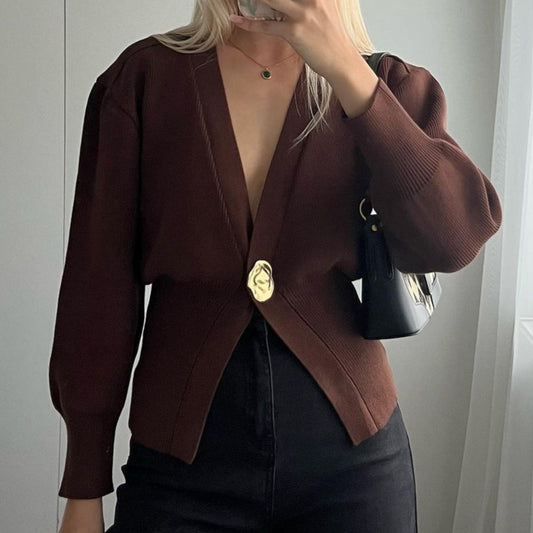 Cardigan en tricot élégant pour femmes avec décolleté en V profond et bouton décoratif Chic und Stil