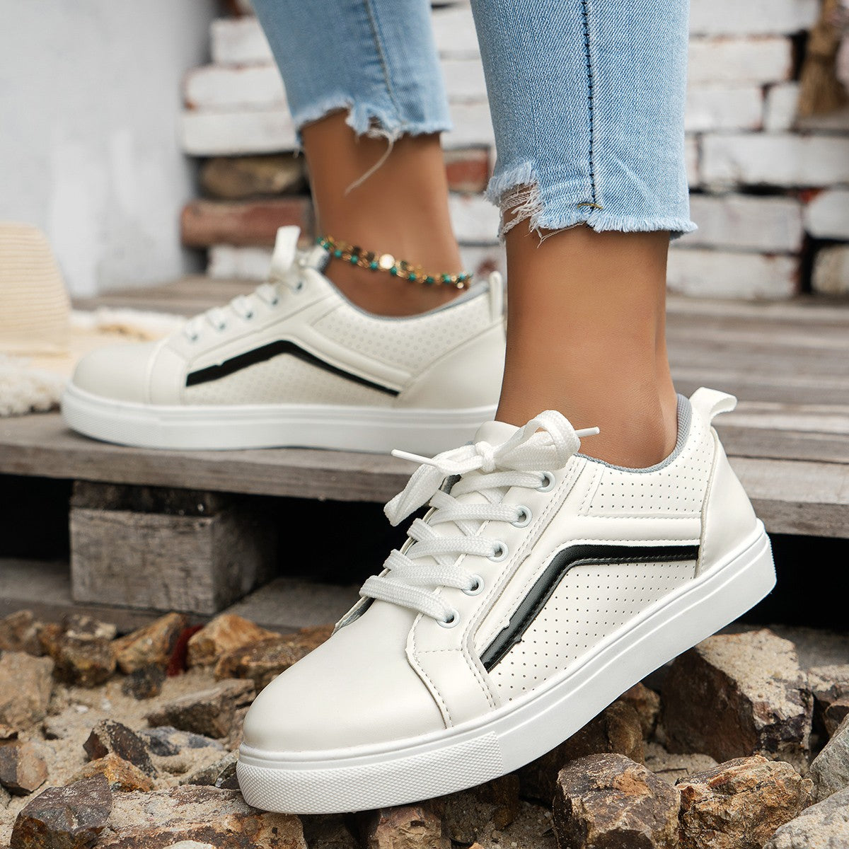 Baskets mode pour femmes avec surface perforée et semelle flexible Chic und Stil
