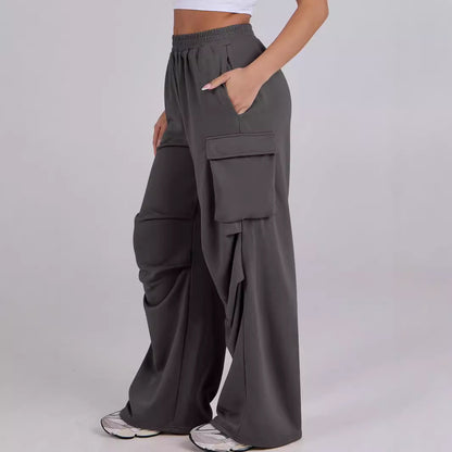 Women's cargo pants with a casual fit and practical side pockets Chic and Style