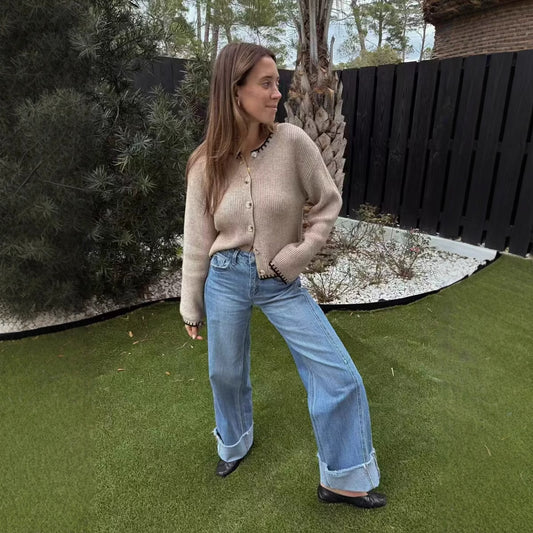 Cardigan pour femmes avec une fine texture côtelée et une finition contrastante à la mode Chic und Stil