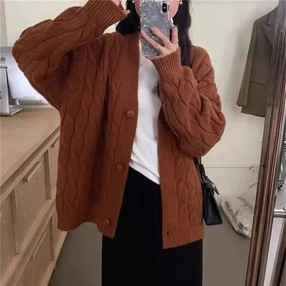 Cardigan en tricot épais pour femmes avec des motifs en torsades classiques et une coupe décontractée Chic und Stil