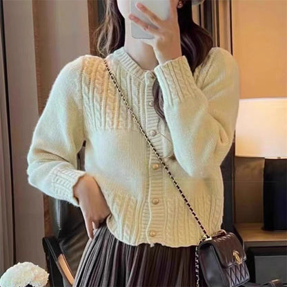 Dames pull-over en maille douillette avec texture en torsades et détails de boutons dorés Chic und Stil