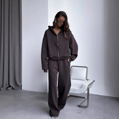 Casual women's hoodie with full zip and comfortable jogger pants Chic and Style