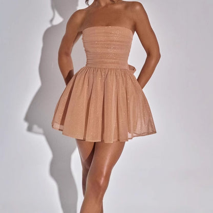 Robes de cocktail glamour pour femmes avec des détails scintillants Chic und Stil
