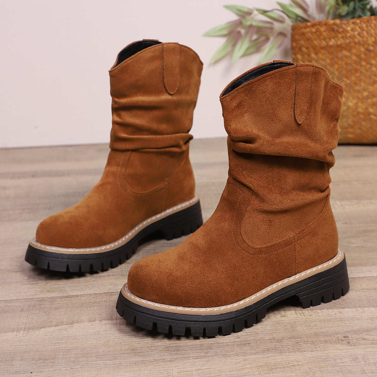 Bottes en suede douces pour femmes avec une esthétique froissée décontractée et une semelle profilée robuste Chic und Stil