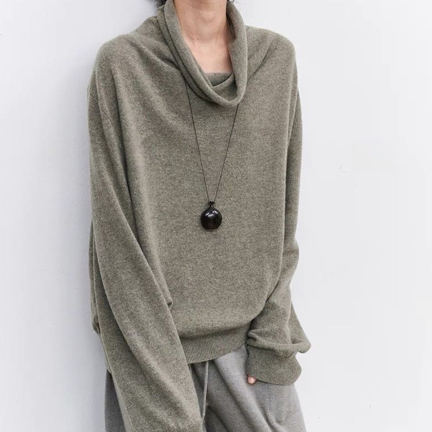 Chemise décontractée à manches longues pour femmes avec un élégant encolure drapée et une coupe décontractée Chic und Stil