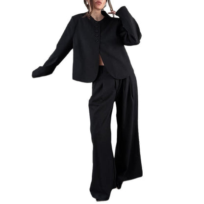 Elegant blazer-pants set for women with a loose fit and lower button closure Chic und Stil