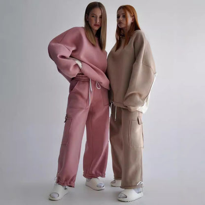 Women's oversized casual sweatshirt with raised collar and comfortable cargo pants Chic and Style