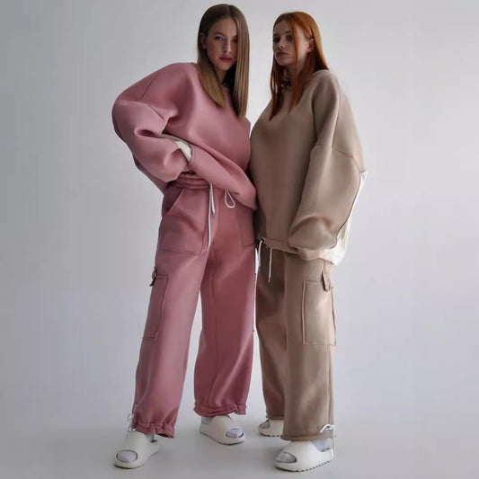 Women's oversized casual sweatshirt with raised collar and comfortable cargo pants Chic and Style