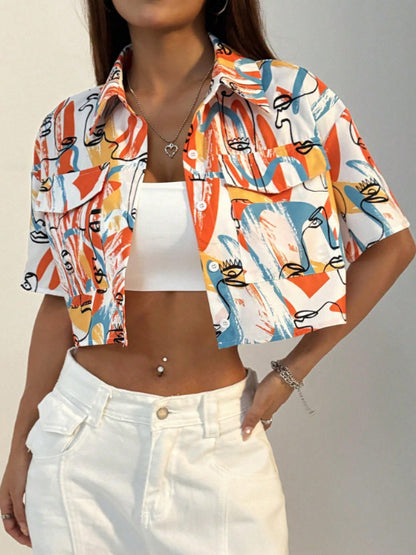 Blouse cropped pour dames avec impression graphique vive et fermeture à bouton pratique Chic und Stil
