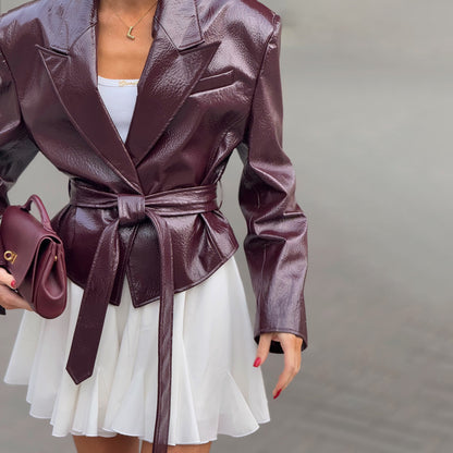 Blazer en cuir verni élégant pour femmes, cintré avec col montant et ceinture à la taille Chic und Stil