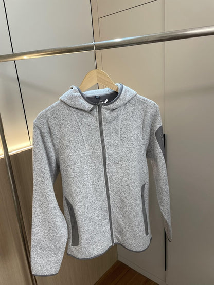 Veste fonctionnelle femme avec capuche respirante et poches zippées sur les côtés Chic & Stil