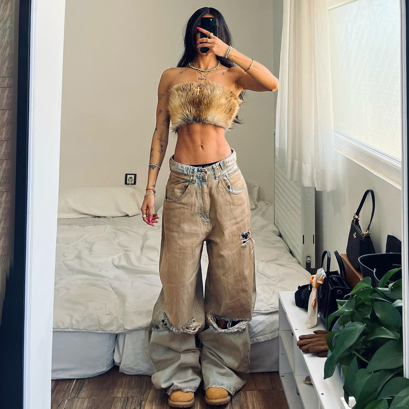 Baggy jeans for women with frayed hem and worn look Chic and Style