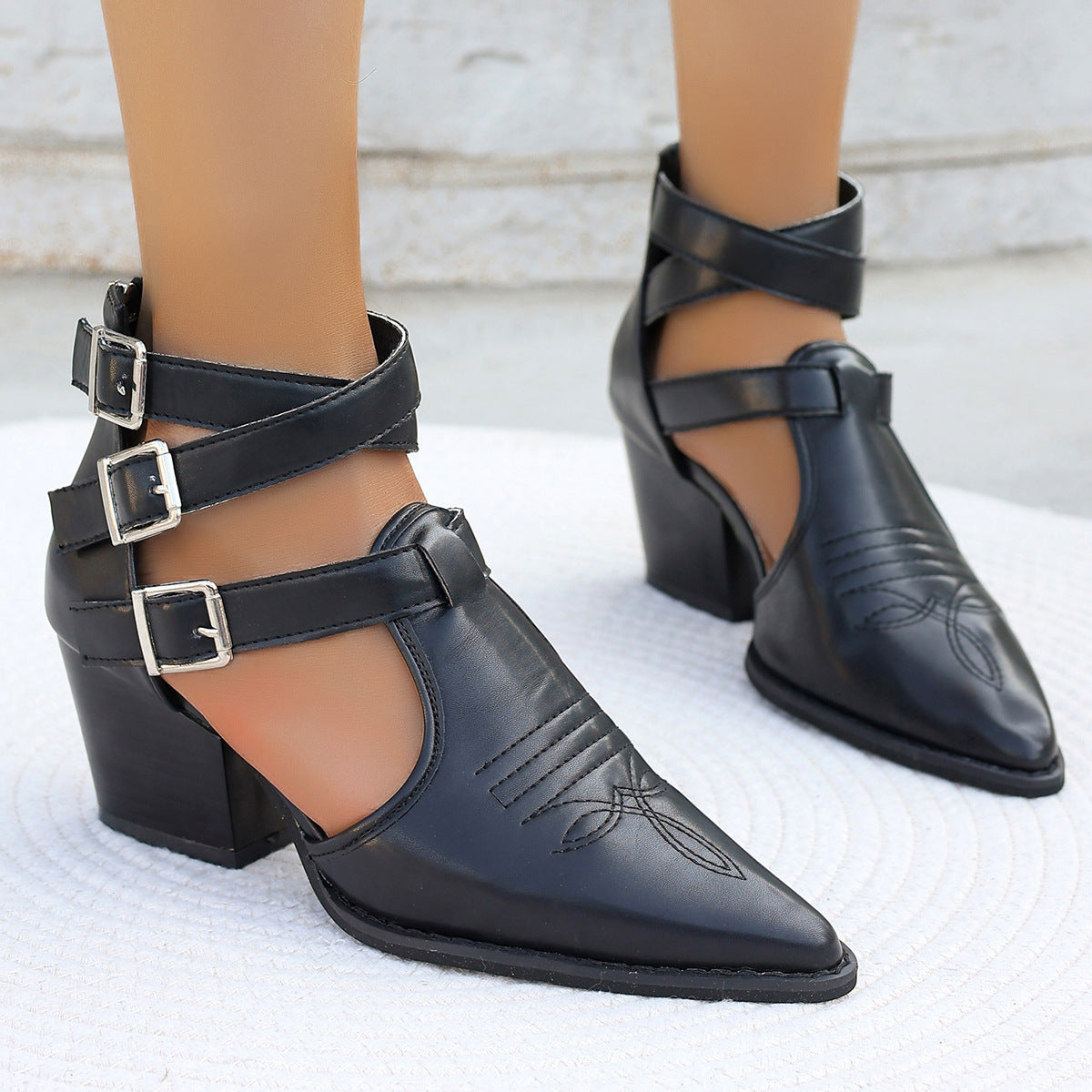 Bottines à talons hauts pour femmes avec des bretelles uniques et un talon décoré Chic und Stil