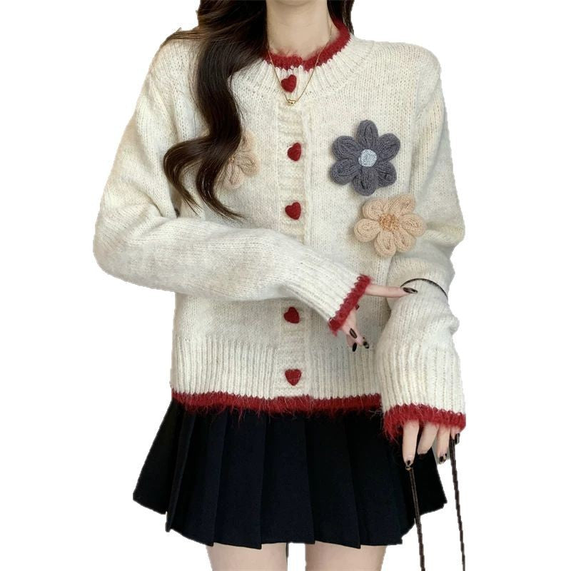 Dames pull-over ludique avec fermeture à boutons en forme de cœur et appliques florales Chic und Stil