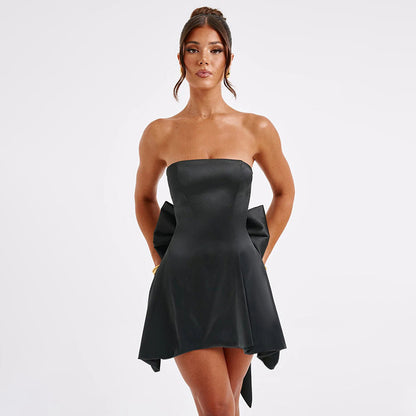 Robe satin sans bretelles pour dames avec flared Chic und Stil