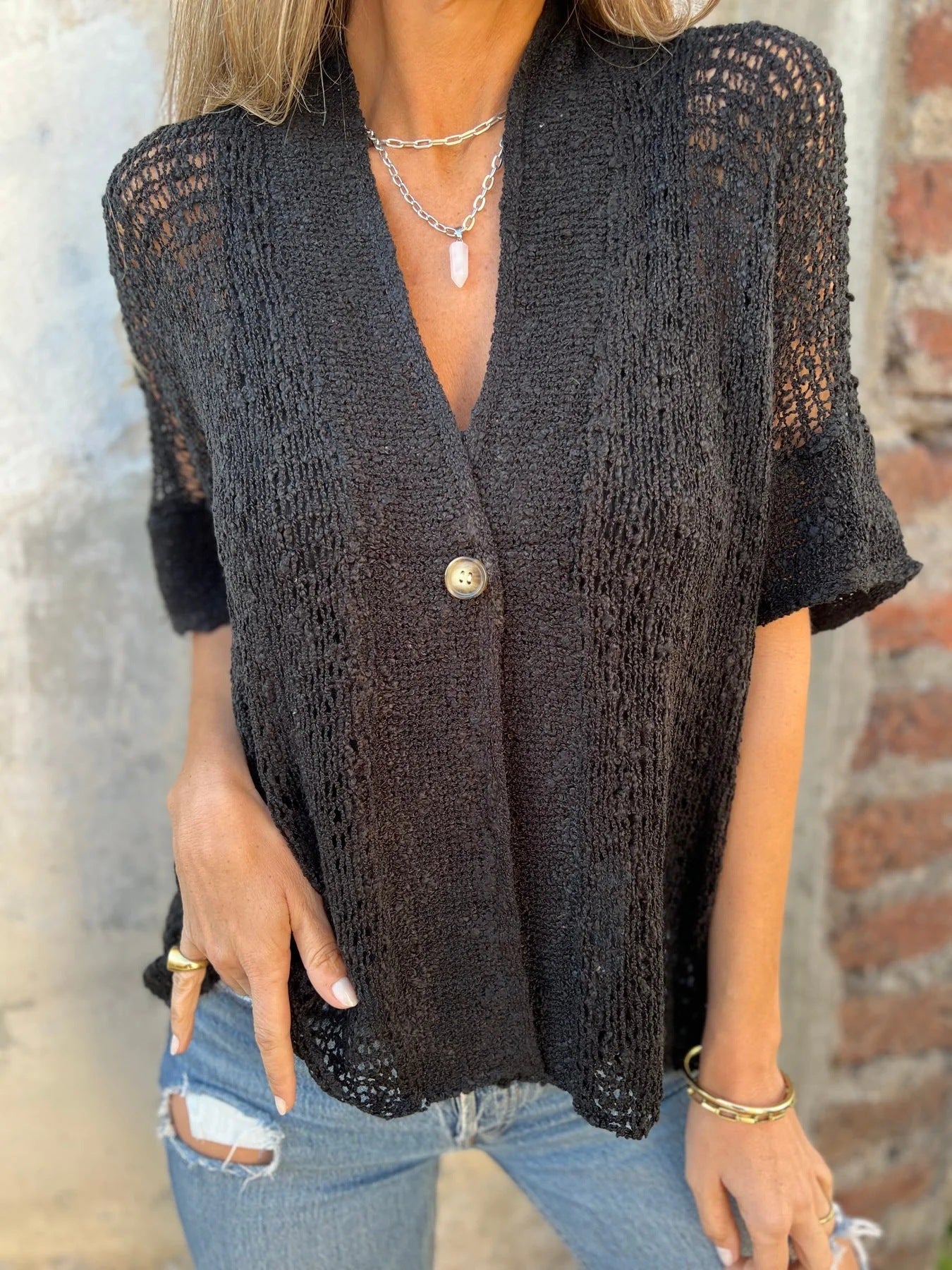 Blouse en tricot pour femmes avec des motifs ajourés modernes et un devant à boutons élégant Chic und Stil