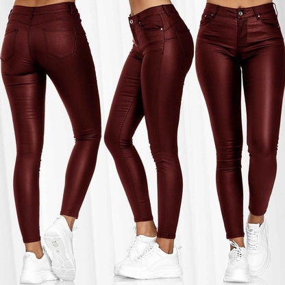 Fitted women's pants in faux leather with a high waist and side pockets Chic and Style