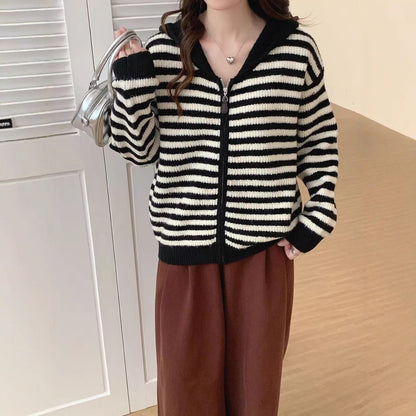 Casual knitted pullover for women with hood and zipper Chic and Style