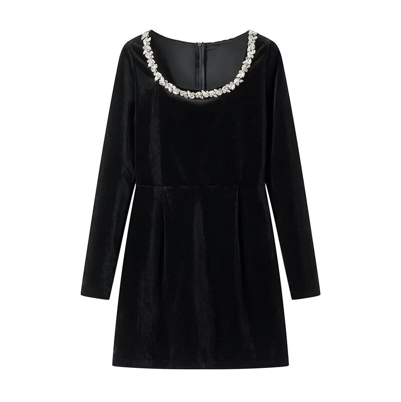 Robe longue à manches longues élégamment coupée pour femmes avec décolleté orné Chic und Stil